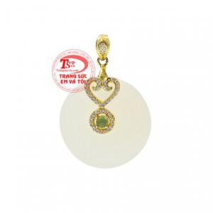 Mặt ngọc jadeite bọc bạc kiểu dáng trang nhã, hợp phong thủy.