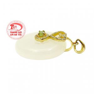 Sản phẩm chế tác từ bạc và được xi vàng màu giúp cho sản phẩm trở nên nổi bật và sang trọng hơn.