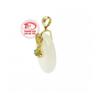 Ngọc cẩm thạch trắng chạm khắc kiểu đồng xu mang lại vận may và giàu có.
