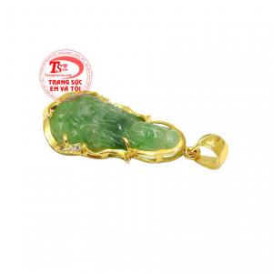 Sản phẩm kết hợp cùng dây chuyền vàng mang lại sự quý phái, thời thượng cho người đeo.