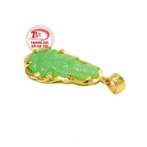 Người ta tin rằng đeo Phật Quan Âm bên mình sẽ được người phù hộ tránh khỏi tai ương, đem lại cuộc sống bình an, hạnh phúc cho bản thân.