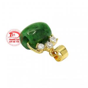 Do đó các sản phẩm ngọc cẩm thạch bọc vàng, bạc được rất nhiều người ưa chuộng bởi nó vừa sang trọng vừa mang đến may mắn cho người đeo. 