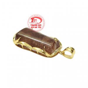 Sản phẩm kết hợp cùng dây chuyền vàng mang đến vẻ sang trọng, đầy thời trang cho phái mạnh. 