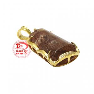 Chiếc mặt dây này phù hợp với mọi kiểu trang phục, dành cho những người mệnh Thổ và Kim. 