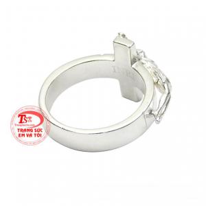 Chiếc nhẫn bạc này vừa mang đến vẻ hợp thời trang vừa giúp người đeo bảo vệ sức khỏe do bạc có tính kháng khuẩn.