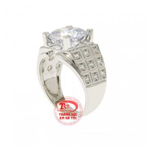 Với điểm nhấn là viên đá CZ to tròn lấp lánh giúp phái mạnh trông nổi bật và thu hút ánh nhìn của người khác phái. 