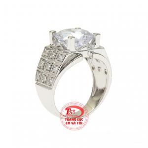 Nhẫn bạc nam tính thời thượng được chế tác tỉ mỉ xi vàng trắng tạo vẻ thời trang cho sản phẩm. 