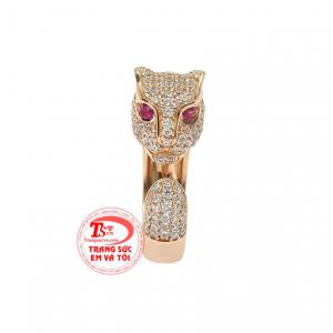 Nhẫn báo hồng ấn tượng chế tác từ vàng 18k bền đẹp.