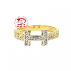  Với chiếc nhẫn này, các bạn gái thỏa sức kết hợp cùng những trang phục cá tính. 