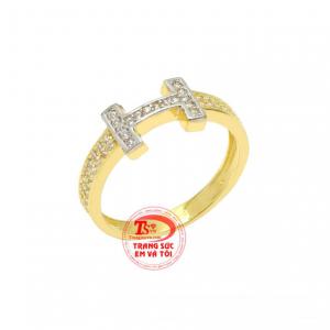 Kết hợp vàng tây cùng những viên đá cz lấp lánh giúp chiếc nhẫn trở nên thu hút hơn. 