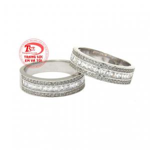 Nhẫn cưới hạnh phúc vàng trắng nổi bật với vẻ lấp lánh, kiêu sa từ những viên đá cz.