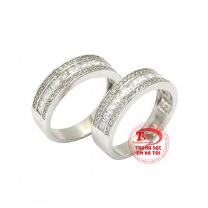 Nhẫn cưới hạnh phúc vàng trắng là minh chứng tình yêu của hai bạn.