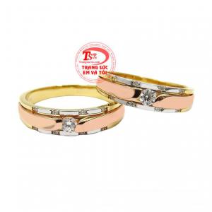 Nhẫn cưới vàng cam kết ngọt ngào kiểu dáng cổ điển được pha thêm chút vàng trắng cùng vàng hồng mang đến vẻ hiện đại trẻ trung cho sản phẩm. 