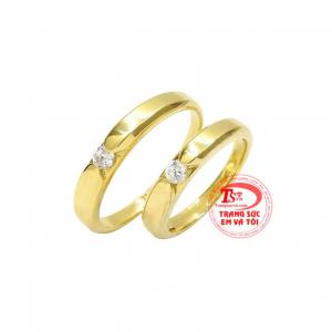 Chế tác từ vàng tây 18k giúp nhẫn cưới của bạn luôn bền đẹp và sáng bóng với thời gian.