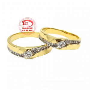 Nhẫn cưới vàng tâm đầu ý hợp là mẫu nhẫn cưới hiện được các cặp đôi yêu thích.