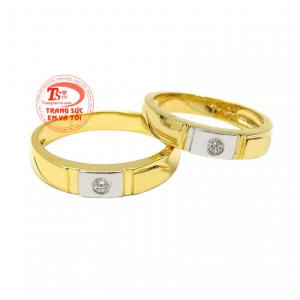 Nhẫn cưới vàng tây chung đôi được chế tác theo kiểu dáng cổ điển mang đến vẻ trẻ trung cho người đeo.