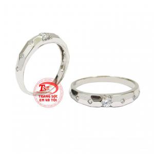 Khi văn hóa phương Tây du nhập vào Việt Nam từ đó nhẫn cưới là một phần không thể thiếu trong ngày cưới. 