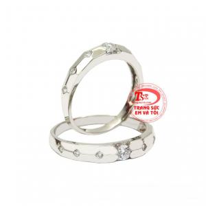 Ngày nay, các cặp đôi dần ưa chuộng nhẫn cưới vàng trắng hay vàng hồng hợp thời trang hơn. 