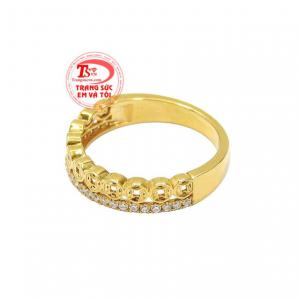 Dịp đầu năm chính là lúc rất nhiều khách hàng lựa chọn nhẫn kim tiền với ước ao một năm mới sẽ gặp vận may, làm ăn kinh doanh thuận lợi.