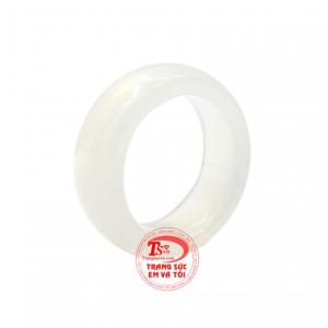 Nhẫn mã não trắng an lành được chế tác bắt mắt, bóng bẩy. 