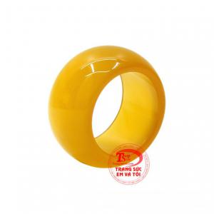 Nhẫn mã não vàng hộ mệnh được chế tác sáng bóng đẹp mắt.