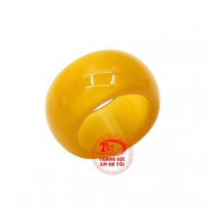 Nhẫn mã não vàng hộ mệnh phù hợp với người mệnh Kim và Thổ.