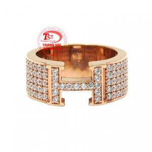 Trang sức vàng hồng gần đây là xu hướng được giới trẻ yêu thích giúp mang lại sự mới lạ và đầy ấn tượng cho người đeo. 