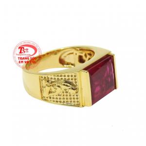 Để giúp chiếc nhẫn càng thêm nổi bật, các người thợ kim hoàn đã lựa chọn viên đá cùng chi tiết hình con hổ dũng mãnh để tạo điểm nhấn. 