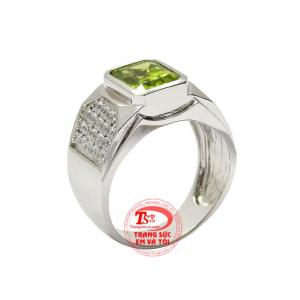 Nhẫn nam peridot hưng thịnh được chế tác từ vàng trắng 10k.