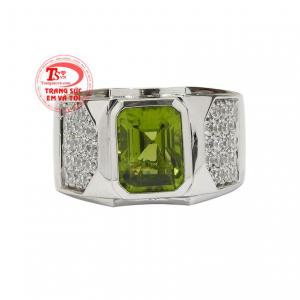 Sự kết hợp hài hòa giữa vàng tây cùng đá peridot thiên nhiên mang tới sản phẩm hợp mệnh.