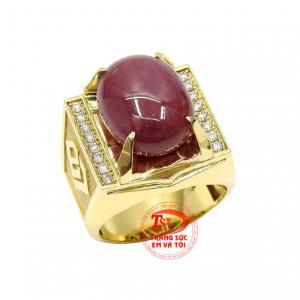 Chiếc nhẫn này được thợ chế tác hoàn kim chăm chút, chạm khắc vô cùng tỉ mỉ tạo nên một sản phẩm cao cấp, hoàn mỹ.