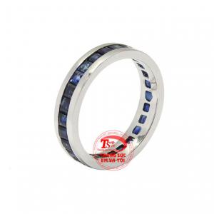 Nhẫn nam sapphire thời trang được kết hợp từ rất nhiều viên sapphire thiên nhiên và vàng trắng 18k.