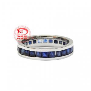 Những viên sapphire chế tác tỉ mỉ càng khiến cho chiếc nhẫn trở nên thu hút hơn. 