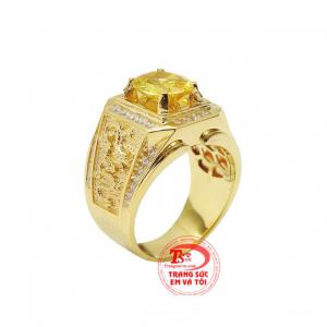 Nhẫn nam sapphire vàng rồng phượng với những chi tiết được chạm khắc vô cùng tinh xảo và đẹp mắt.