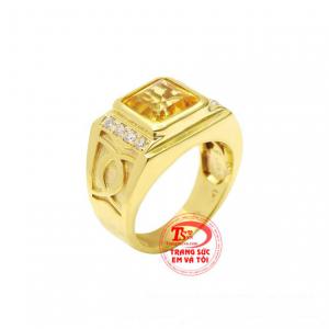 Nhẫn nam thạch anh vàng ấn tượng được chế tác theo công nghệ hiện đại từ vàng 14k chất lượng, sáng bóng.