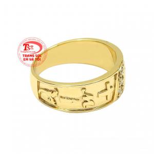 Nhẫn nam thời trang vàng tây dễ dàng kết hợp cùng nhiều trang phục và phụ kiện khác.