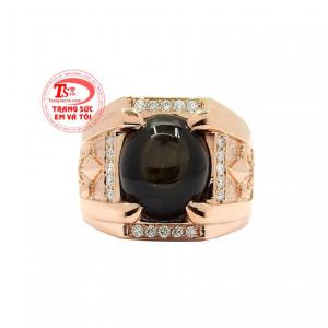 Ngoài ra các nhà chế tác cũng khéo léo kết hợp với những viên kim cương thiên nhiên để giúp chiếc nhẫn thêm nổi bật hơn. 