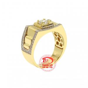 Nhẫn nam vàng màu xu hướng được nhập khẩu từ Hàn Quốc, chế tác vô cùng tỉ mỉ, đẹp mắt.