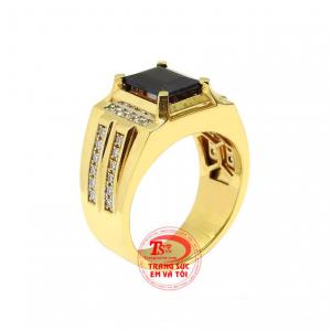 Nhẫn nam vàng tây Sapphire sang trọng được chế tác kiểu cách với sự kết hợp của đá sapphire chất lượng và kim cương thiên nhiên mang đến vẻ đẳng cấp cho chiếc nhẫn.