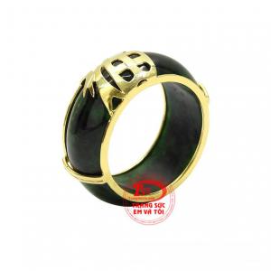 Nhẫn ngọc bọc vàng chất lượng được chế tác tinh xảo từ vàng 10k và ngọc cẩm thạch.