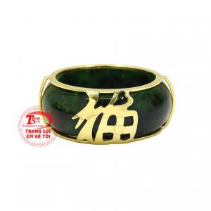 Do đó người ta tin rằng đeo các sản phẩm chạm khắc hình chữ Phúc sẽ mang đến nhiều may mắn về tài lộc và hạnh phúc.