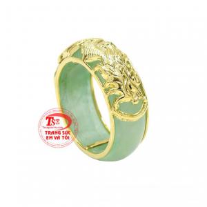 Do đó mà các sản phẩm được chạm khắc hình rồng được nhiều phái mạnh ưa chuộng.