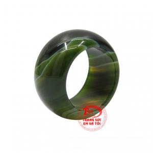 Nhẫn ngọc mã não đại cát được chế tác bắt mắt, vân ngọc sắc nét.