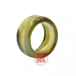 Nhẫn ngọc mã não hưng thịnh được chạm khắc sáng bóng. 