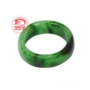 Người ta tin rằng việc đeo nhẫn ở ngón út giúp gia tăng may mắn và phúc khí, không những thế ngón út đại diện cho lòng tin và lời hứa. 