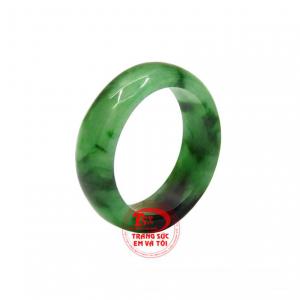 Nhẫn ngọc ngón út cẩm thạch được chế tác bóng bẩy cùng với những đường vân đẹp mắt.