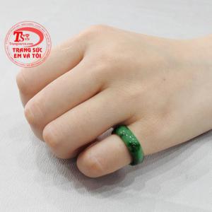 Nhẫn ngọc ngón út cẩm thạch có giấy kiểm định đi kèm.