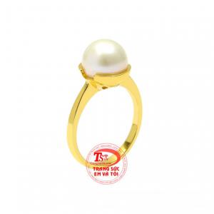 Nhẫn ngọc trai chất lượng được chế tác tinh tế từ vàng 10k và viên ngọc trai xinh xắn.