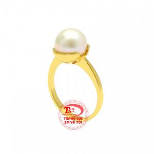  Chiếc nhẫn này sẽ giúp phái đẹp tôn lên vẻ quý phái và vô cùng thanh lịch của người phụ nữ. 