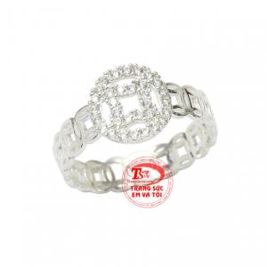 Vào các ngày đầu năm, người ta hay mua nhẫn kim tiền để làm quà tặng, hay dành cho mình với mong muốn gặp thật nhiều may mắn.